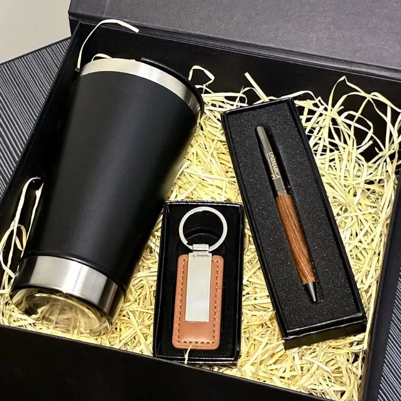 Kit ejecutivo con vaso, bolígrafo y llavero personalizados