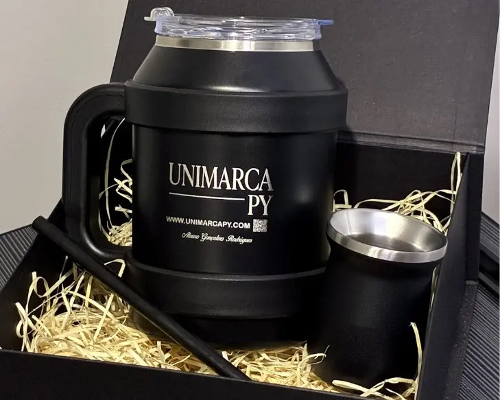 Kit de termo, guampa térmica y bombilla personalizados con logo de empresa grabado por láser