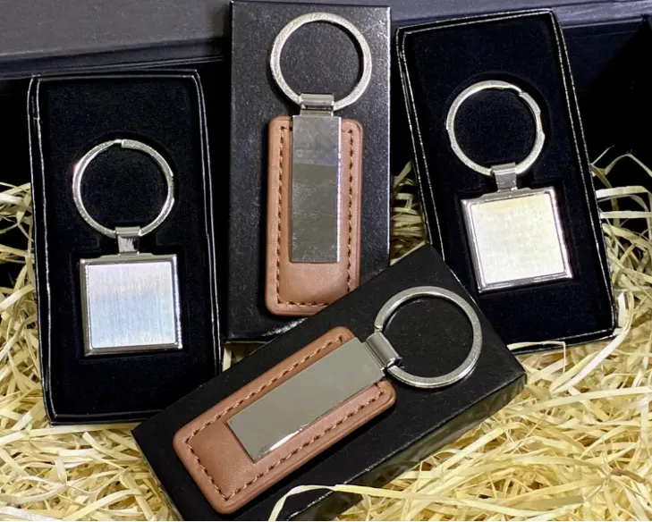 Llaveros personalizados de cuero y metal con grabado láser